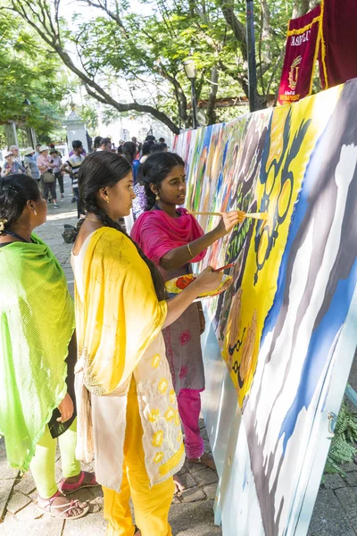 Belgesel yayın. Pondichery, Puduchery, Tamil Nadu, Hindistan - 8 Mart 2018. Uluslararası kadın günü için kimliği belirsiz kız öğrenciler kadın günün açık sembolleri boya vardır. Özgürlük
