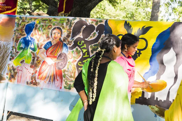 Belgesel yayın. Pondichery, Puduchery, Tamil Nadu, Hindistan - 8 Mart 2018. Uluslararası kadın günü için kimliği belirsiz kız öğrenciler kadın günün açık sembolleri boya vardır. Özgürlük