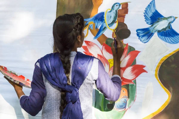 Belgesel yayın. Pondichery, Puduchery, Tamil Nadu, Hindistan - 8 Mart 2018. Uluslararası kadın günü için kimliği belirsiz kız öğrenciler kadın günün açık sembolleri boya vardır. Özgürlük