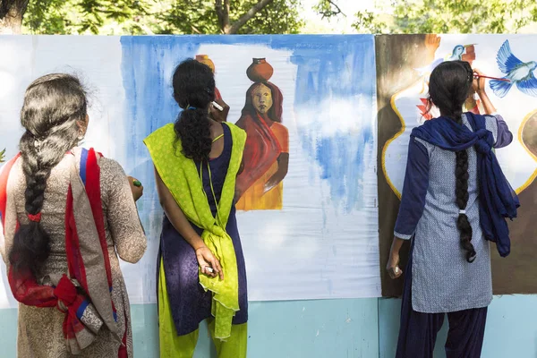 Belgesel yayın. Pondichery, Puduchery, Tamil Nadu, Hindistan - 8 Mart 2018. Uluslararası kadın günü için kimliği belirsiz kız öğrenciler kadın günün açık sembolleri boya vardır. Özgürlük