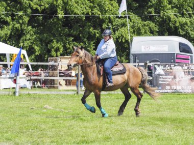 Belgesel yayın görüntü. Elbeuf, Fransa - 9 Haziran 2018. Bir unidentofied kilolu obez şişman genç kadın bir alanda sürme gidin. Kilo kaybı kavramı
