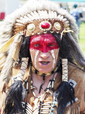 Belgesel yayın görüntü. Elbeuf, Fransa - 9 Haziran 2018. Kızılderili kostümü bir kimliği belirsiz portresi. Açık havada dikey. Fransa