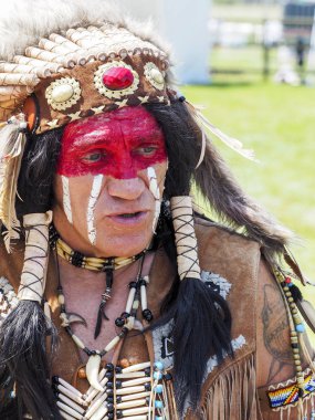 Belgesel yayın görüntü. Elbeuf, Fransa - 9 Haziran 2018. Kızılderili kostümü bir kimliği belirsiz portresi. Açık havada dikey. Fransa