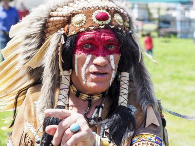 Belgesel yayın görüntü. Elbeuf, Fransa - 9 Haziran 2018. Kızılderili kostümü bir kimliği belirsiz portresi. Açık havada dikey. Fransa