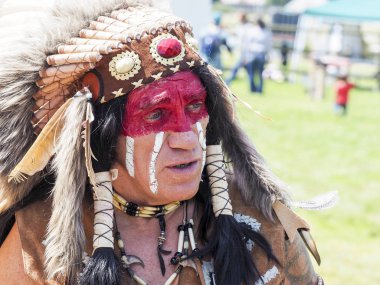 Belgesel yayın görüntü. Elbeuf, Fransa - 9 Haziran 2018. Kızılderili kostümü bir kimliği belirsiz portresi. Açık havada dikey. Fransa