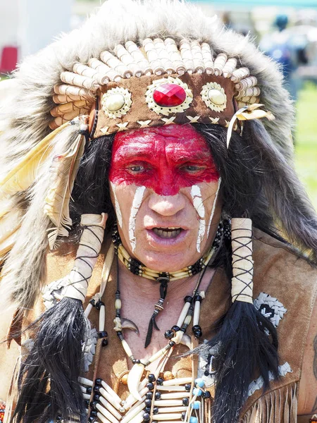 Belgesel yayın görüntü. Elbeuf, Fransa - 9 Haziran 2018. Kızılderili kostümü bir kimliği belirsiz portresi. Açık havada dikey. Fransa