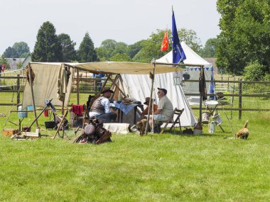 Belgesel yayın görüntü. Elbeuf, Fransa - 9 Haziran 2018. kimliği belirsiz inek çocuk erkek ve kadın üzerinde öğle yemeğinde ortaçağ giysileri tarihi Ortaçağ adil Festivali