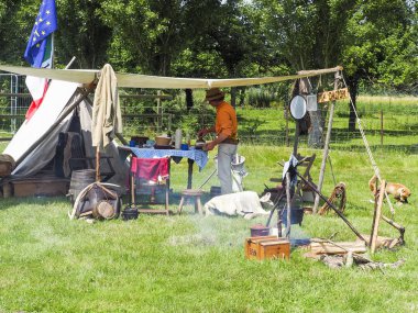 Belgesel yayın görüntü. Elbeuf, Fransa - 9 Haziran 2018. 2 tanımlanamayan inek çocuk erkek üzerinde öğle yemeğinde ortaçağ giysileri tarihi Ortaçağ adil Festivali