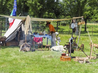 Belgesel yayın görüntü. Elbeuf, Fransa - 9 Haziran 2018. 2 tanımlanamayan inek çocuk erkek üzerinde öğle yemeğinde ortaçağ giysileri tarihi Ortaçağ adil Festivali