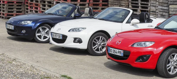 Belgesel yayın görüntü. Elbeuf, Fransa, 10 Haziran 2018. Fransa bayrağı 3 araba ile aynı satırda Mazda Mx5, yaptı. Mavi, beyaz ve kırmızı