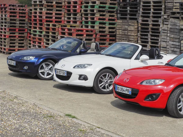 Belgesel yayın görüntü. Elbeuf, Fransa, 10 Haziran 2018. Fransa bayrağı 3 araba ile aynı satırda Mazda Mx5, yaptı. Mavi, beyaz ve kırmızı