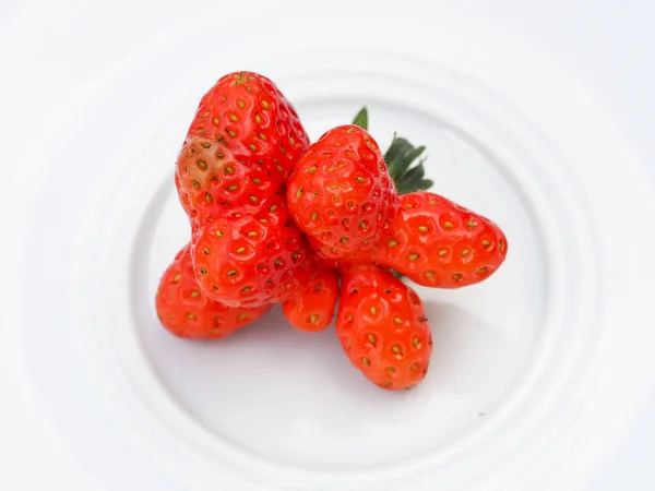 异常畸形的新鲜生有机草莓 在白色的盘子上 — 图库照片