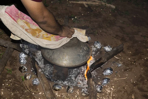 Odun Barbekü tavuk dilimleri pişirmeye olarak eski pot. Ocak el ile
