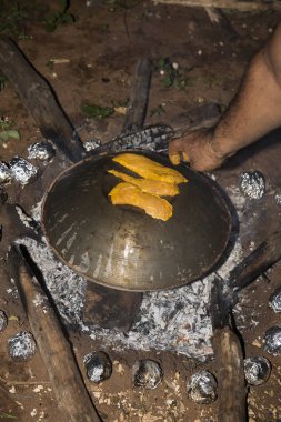 Odun Barbekü tavuk dilimleri pişirmeye olarak eski pot. Ocak el ile