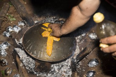 Odun Barbekü tavuk dilimleri pişirmeye olarak eski pot. Ocak el ile