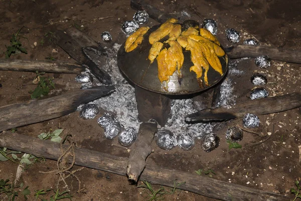 Odun Barbekü tavuk dilimleri pişirmeye olarak eski potu.