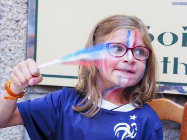 St Malo, Fransa - 15 Temmuz 2018. Tanımlanamayan Fransız futbol FIFA Dünya Kupası Rusya 2018 Fransa – Hırvatistan final maçı sırasında küçük kız hayranları destekçileri Fransa tv önünde oldukça. Fransa 4-2 kazandı