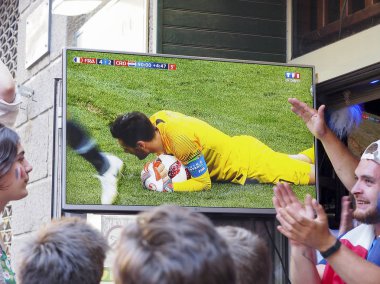 St Malo, Fransa - 15 Temmuz 2018. Kimliği belirsiz Fransız futbol FIFA Dünya Kupası Rusya 2018 Fransa – Hırvatistan final maçı sırasında Fransa tv önünde destekçileri fanlar. Fransa 4-2 kazandı