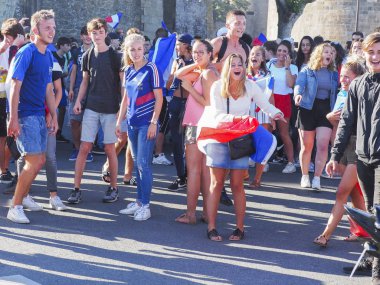 St Malo, Fransa - 15 Temmuz 2018. Kimliği belirsiz Fransız futbol FIFA Dünya Kupası Rusya 2018 Fransa – Hırvatistan maç sonrası destekçileri fanlar. Fransa 4-2 kazandı. Fransızca dünya şampiyonu vardır. Şarkı, sokakta bağıran insanlar çok mutlu