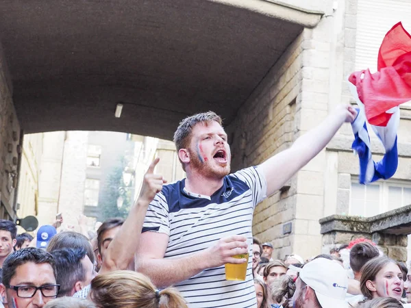 St Malo, Fransa - 15 Temmuz 2018. Kimliği belirsiz Fransız futbol FIFA Dünya Kupası Rusya 2018 Fransa – Hırvatistan maç sonrası Fransa destekçileri fanlar. Fransa 4-2 kazandı. Fransa dünya şampiyonu oldu. İnsanlar çok mutlu, şarkı, sokağın ortasında bağırıyor 