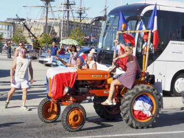 St Malo, Fransa - 15 Temmuz 2018. Kimliği belirsiz Fransız futbol FIFA Dünya Kupası Rusya 2018 Fransa – Hırvatistan maç sonrası destekçileri fanlar. Fransa 4-2 kazandı. Fransızca dünya şampiyonu vardır. İnsanlar çok mutlu, şarkı, bir traktör bayrakları ile bağırıyor