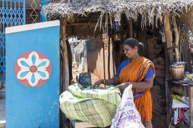 Pondichery, Puducherry, Tamil Nadu, Hindistan - Eylül yaklaşık, 2017. Kimliği belirsiz bir Hint elbise mutlu gülümseyen güzel kadın portre açık gülümseme.