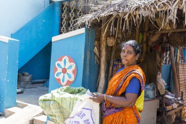 Pondichery, Puducherry, Tamil Nadu, Hindistan - Eylül yaklaşık, 2017. Kimliği belirsiz bir Hint elbise mutlu gülümseyen güzel kadın portre açık gülümseme.