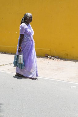 Pondichery, Puducherry, Tamil Nadu, Hindistan - Eylül yaklaşık, 2017. Sokakta yürürken saree tanımlanamayan zavallı kadın.