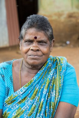 Pondichery, Puducherry, Tamil Nadu, Hindistan - Eylül yaklaşık, 2017. Kimliği belirsiz bir Hint elbise mutlu gülümseyen güzel kadın portre açık gülümseme.