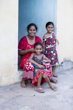 Pondichery, Puducherry, Tamil Nadu, Hindistan - Eylül yaklaşık, 2017. Açık havada çocuklu mutlu kimliği belirsiz bir kadın portresi