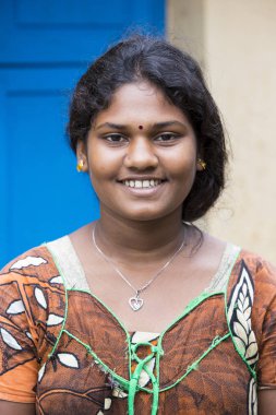 Pondichery, Puducherry, Tamil Nadu, Hindistan - Eylül yaklaşık, 2017. Kimliği belirsiz bir Hint elbise mutlu gülümseyen güzel kadın portre açık gülümseme.