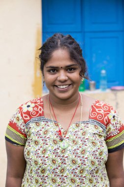 Pondichery, Puducherry, Tamil Nadu, Hindistan - Eylül yaklaşık, 2017. Kimliği belirsiz bir Hint elbise mutlu gülümseyen güzel kadın portre açık gülümseme.