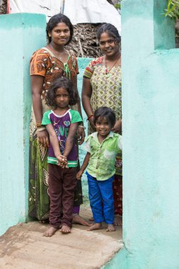 Pondichery, Puducherry, Tamil Nadu, Hindistan - Eylül yaklaşık, 2017. Açık havada çocuklu mutlu kimliği belirsiz bir kadın portresi