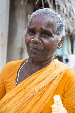 Pondichery, Puducherry, Tamil Nadu, Hindistan - Eylül yaklaşık, 2017. Kimliği belirsiz bir Hint elbise mutlu gülümseyen güzel kadın portre açık gülümseme.