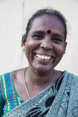 Pondichery, Puducherry, Tamil Nadu, Hindistan - Eylül yaklaşık, 2017. Kimliği belirsiz bir Hint elbise mutlu gülümseyen güzel kadın portre açık gülümseme.