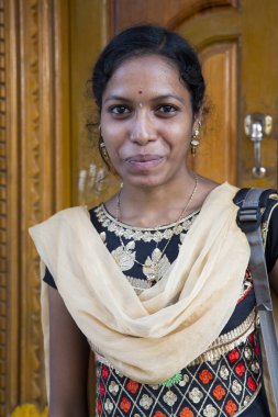 Pondichery, Puducherry, Tamil Nadu, Hindistan - Eylül yaklaşık, 2017. Kimliği belirsiz bir Hint elbise mutlu gülümseyen güzel kadın portre açık gülümseme.