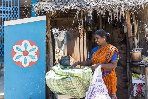 Pondichery, Puducherry, Tamil Nadu, Hindistan - Eylül yaklaşık, 2017. Kimliği belirsiz bir Hint elbise mutlu gülümseyen güzel kadın portre açık gülümseme.