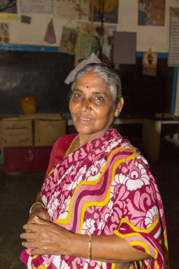 Pondichery, Puducherry, Tamil Nadu, Hindistan - Eylül yaklaşık, 2017. Kimliği belirsiz bir Hint elbise mutlu gülümseyen güzel kadın portre açık gülümseme.