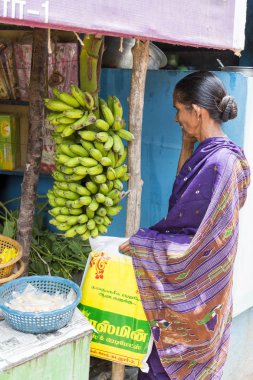 Pondichery, Puducherry, Tamil Nadu, Hindistan - Eylül yaklaşık, 2017. Bir kimliği belirsiz Hint hanımefendi kadın saree muz Pondicherry yakın bir piyasada satın içinde