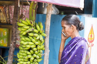 Pondichery, Puducherry, Tamil Nadu, Hindistan - Eylül yaklaşık, 2017. Bir kimliği belirsiz Hint hanımefendi kadın saree muz Pondicherry yakın bir piyasada satın içinde