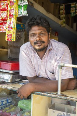 Puduchery, Pondicherry, Tamil Nadu, Hindistan - Eylül yaklaşık, 2017. Kameraya bakarak yerel dükkan ile Hint Kutsal erkek kimliği belirsiz bir portresi.