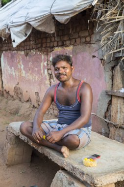 Pondichery, Puducherry, Tamil Nadu, Hindistan - Eylül yaklaşık, 2017. Pondichery şehir içinde evinin yanında oturur gibi kimliği belirsiz bir yaşlı adam bir fotoğraf için poz veriyor