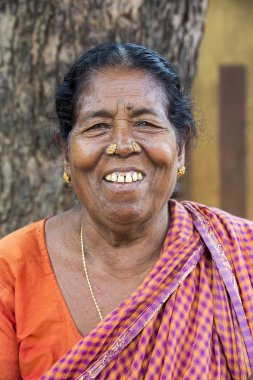 Pondichery, Puducherry, Tamil Nadu, Hindistan - Eylül yaklaşık, 2017. Mutlu gülümseme arayan kimliği belirsiz Hint eski üst düzey zavallı kadın sokak, Sari ile portresi