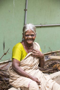 Pondichery, Puducherry, Tamil Nadu, Hindistan - Eylül yaklaşık, 2017. Ciddi arayan kimliği belirsiz Hint eski üst düzey zavallı kadın sokak, Sari ile portresi üzücü