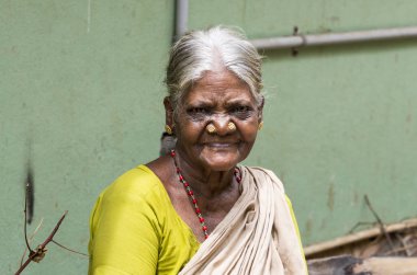 Pondichery, Puducherry, Tamil Nadu, Hindistan - Eylül yaklaşık, 2017. Ciddi arayan kimliği belirsiz Hint eski üst düzey zavallı kadın sokak, Sari ile portresi üzücü