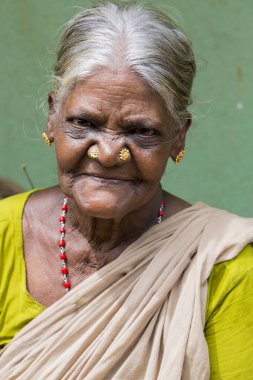 Pondichery, Puducherry, Tamil Nadu, Hindistan - Eylül yaklaşık, 2017. Ciddi arayan kimliği belirsiz Hint eski üst düzey zavallı kadın sokak, Sari ile portresi üzücü