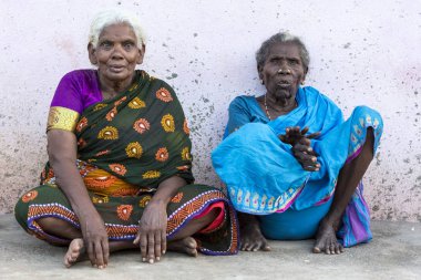 Pondichery, Puducherry, Tamil Nadu, Hindistan - Eylül yaklaşık, 2017. Ciddi arayan kimliği belirsiz Hint eski üst düzey zavallı kadın sokak, Sari ile portresi üzücü