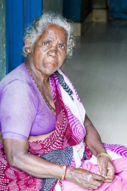 Pondichery, Puducherry, Tamil Nadu, Hindistan - Eylül yaklaşık, 2017. Ciddi arayan kimliği belirsiz Hint eski üst düzey zavallı kadın sokak, Sari ile portresi üzücü