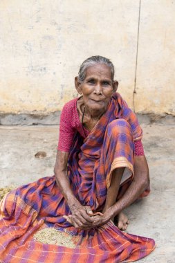 Pondichery, Puducherry, Tamil Nadu, Hindistan - Eylül yaklaşık, 2017. Ciddi arayan kimliği belirsiz Hint eski üst düzey zavallı ince kadın sokak, Sari ile portresi üzücü