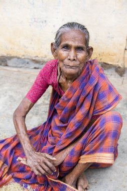 Pondichery, Puducherry, Tamil Nadu, Hindistan - Eylül yaklaşık, 2017. Ciddi arayan kimliği belirsiz Hint eski üst düzey zavallı ince kadın sokak, Sari ile portresi üzücü